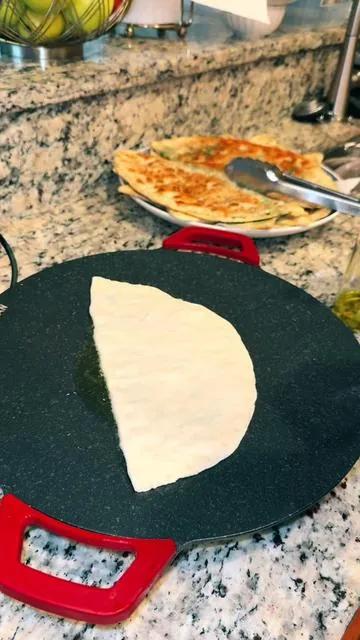 این گریل برقی با توان 1500 وات، طراحی بدون دود و صفحه نچسب، بهترین انتخاب برای پخت انواع گوشت، سبزیجات و غذاهای خوشمزه در خانه است. کنترل دمای قابل تنظیم به شما اجازه می‌دهد غذاها را دقیقاً همان‌طور که دوست دارید بپزید. مناسب برای مهمانی‌ها، دورهمی‌های خانوادگی و آشپزی روزمره. ✨ ویژگی‌ها: • توان 1500 وات • بدون دود و مناسب استفاده داخل خانه • صفحه نچسب با شستشوی آسان • کنترل دمای قابل تنظیم • مناسب برای BBQ، استیک، سبزیجات و صبحانه #AoranKitchen #KoreanBBQ #ElectricGrill #SmokelessGrill #BBQAtHome