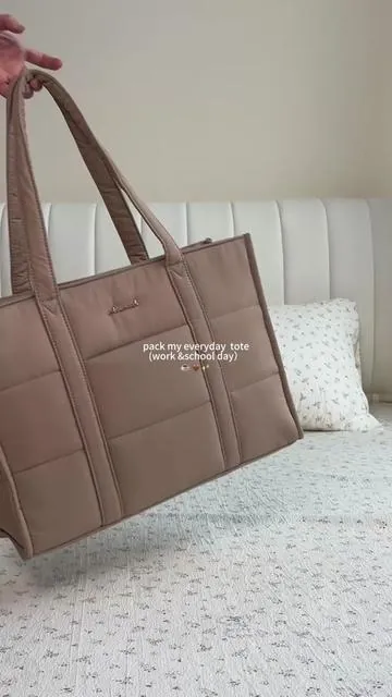 The gift that everyone actually wants. 🎁✨ 15.6” laptop compartment, waterproof-style puffer, and so chic. ☁ Bestie, mom, or yourself—everyone needs one! 💖#weeklydeals #workbag #tiktokshopstockup #elegantbags #Gift 