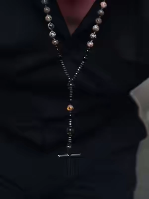 Rosario / collar Sofia natural obsidiana negra, yooperlita UV reactiva y cruz hematita. Piedras genuinas para protección contra malas vibras y energía positiva. Largo versátil para sweater o uso diario, ligero y cómodo. Joyería boho unisex con significado y brillo especial bajo luz UV. #RosarioProteccion #JoyeriaCristales #CollarObsidiana #TikTokShop #TikTokShopStockUp