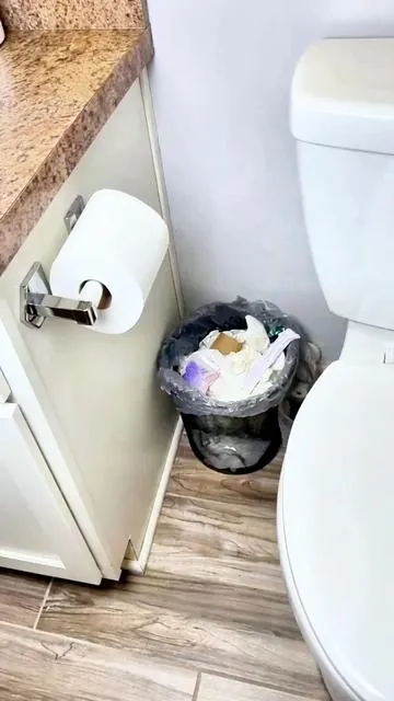 Wave goodbye to visible garbage 👋#bathroomessentials #smarttrashcan #tidyhome #bathroomneeds #tiktokshopspringglowup 