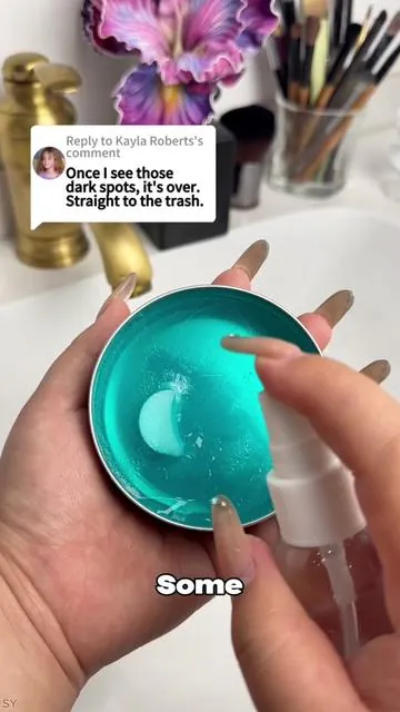 Be honest… when was the last time you washed your makeup brushes? 😭#makeuptok #beautytruth #dirtymakeup #acneproblems #makeupbrushes 