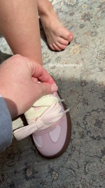 Genius for our independent littles!!! @balabala.kids #kidsshoes 