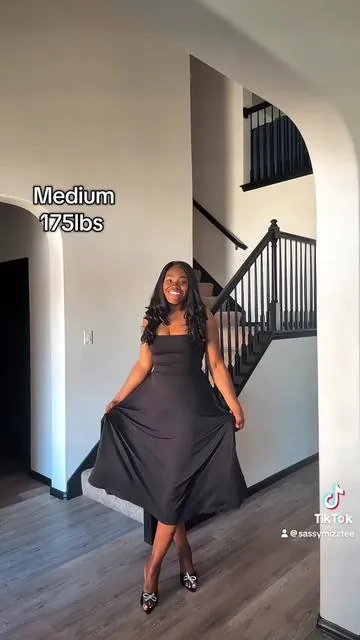 #sleevelessdress #blackdress #elegantstyle #mididress #datenightoutfit 