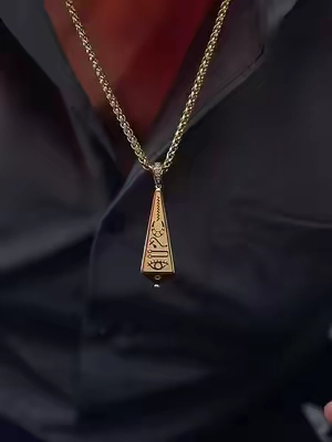 Colgante Amuleto Lucky Hieroglyph HolyLegend baño oro 14K real con zirconias CZ iced out. Diseño egipcio 3D con ojo protector y símbolos grabados, brillo premium duradero sin decoloración. Cadena incluida  unisex versátil para layering o uso diario.  con significado de suerte y protección. #ColganteEgipcio #Amuletoproteccion #JoyeriaOro #TikTokShop #TikTokShopStockUp