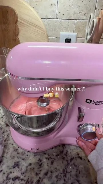 A 6.5QT stand mixer with 10 speeds, multiple attachments, and it’s currently on SALE making it an easy upgrade for baking at home. #StandMixer #KitchenFinds #BakingTools #TikTokShopFinds #TikTokShopCreatorPicks @Kitchen in the Box US 