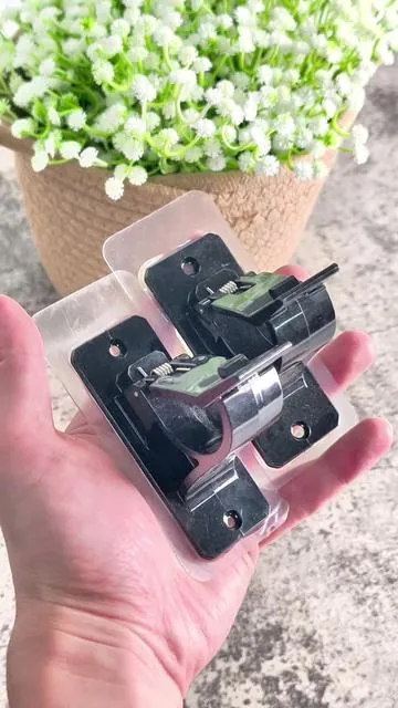 A lot of people want to hang curtains at home but are afraid it's too complicated. This no-hole curtain hook makes it super easy to install your curtains - just two steps and you're done. I'd recommend everyone keep a few extra around😍 #antimbee#fyp #foryou #curtain #curtainrodholder #tiktokmademebuyit #tiktokshop#amazonfinds#Amazonhome#tiktokp #artner #popularvideo #consantanderconecto