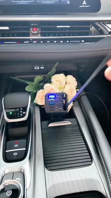 Cargador rápido de teléfono móvil telescópico para coche con luz de cielo estrellado #tiktokshop #retractablecarcharger #carcharger #fyp #driving 