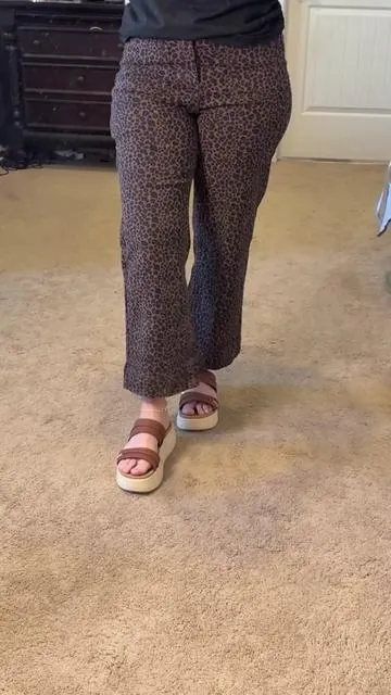 Loving the wide leg cropped look! #luvamia#leopardprint#leopardprintjeans#tiktokshopspringglowup#croppedpants @luvamia 