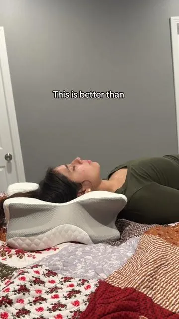 This pillow is hands down my favorite 🙌🏼 #sleep #bettersleep #neckpillow #comfort #bedtime 