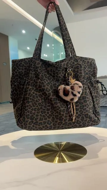 Cute plush pendant bag perfect for daily errands 🐆✨ #leopardbag #totebag #womensfashion #TiktokShopSpringGlowup #spotlightfinds 