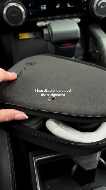 The way my other headphones could neverrr 🎧 🖤90+ hours of playtime 🤍32 mm drivers 🖤adaptive noise cancelling 🤍wireless charging #jlab #jlabepiclux #noisecancelling #noisecancellingheadphones #gymheadphones 