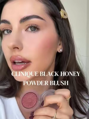 Everything we love about black honey now in a powder blush?! @Clinique #clinique #blackhoney #cliniqueblackhoney #tiktokshopcreatorpicks #cliniquesuperbrandday 