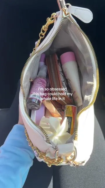 There’s so much space in this bag… perfect for all my emotional support items. #handbag #purse #essentials  #whatsinmybag 