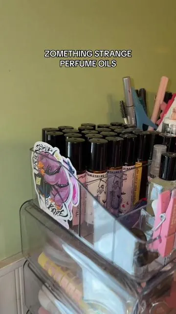 I can’t get enough of these perfume oils. I’m so sensitive to fragrances and these never bother me @Zomething Strange #zomethingstrange #zomethingstrangeperfumeoil #zomethingstrangeperfumeoils #perfumeoil #perfumeoils 