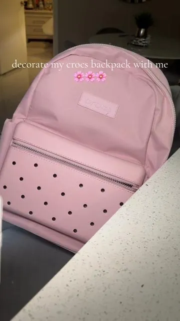Now she’s even cuter with her jibbitz 🎀🎀🎀 #crocs #crocsbackpack #crocsjibbitz #pinkcrocs #pinkbackpack 