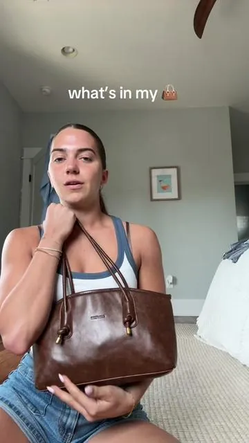 who else has a purse that is filled to the top? 