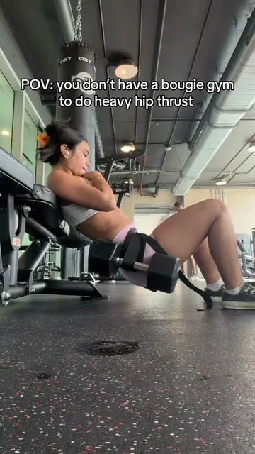 The second best thing! Tbh i feel it more with this than those weird machines. #hipthrust #hotgirlsummer #summerbodyloading #glutesworkout 
