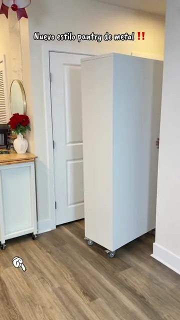 Perfecto para organizar tu garage⚒️ cocina 🧑‍🍳 o cuarto 🛏️un pantry de metal multifuncional con estantes regulables y ruedas para un fácil movimiento 🛞soporta 180 libras casa estante 10/10 ✨😱🔥#pantry #garage #kitchen #hacks #storage 