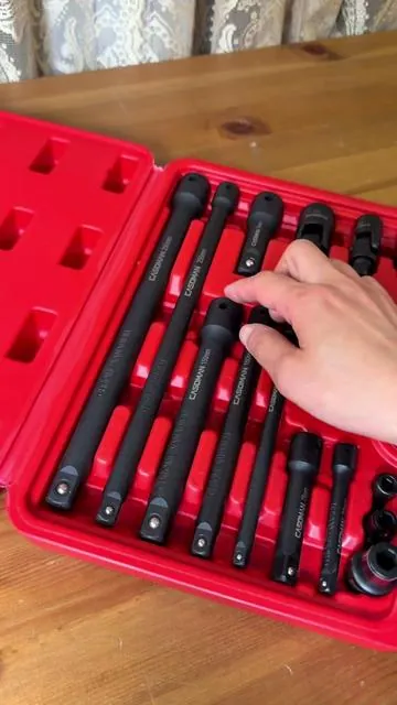 Struggling to reach tight bolts? This Casoman 18pc drive tool set with extensions and swivel joints makes repair jobs easier for mechanics, motorcycles, and DIY projects. #toolset #herramientas #socketset #mecanica #autorepair 