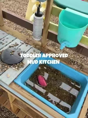 If you have toddlers, a mud kitchen is a MUST!! 👏🏼 #mudkitchen #outdoortoys #toddlergiftideas #summertoys #playoutside 