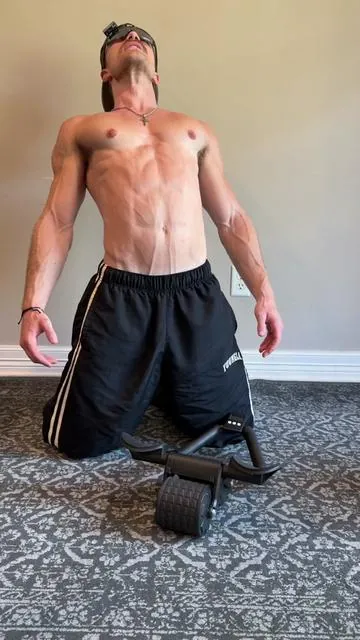 Ab wheels workout your abs and NOT your hip flexors 🙌 #abworkout #abwheel #workout #gymtok 