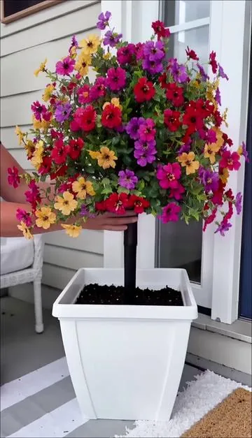 Fake flowers, real vibes. 🌼🌿 No water, no wilt—just green 24/7. Perfect for porch or patio. Instant mood boost. ✨ #homedecor #fauxflowers #patiostyle #fakeplants #outdoorliving 