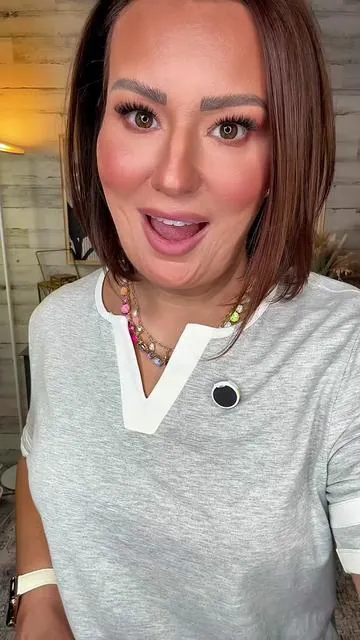 The fabric on this top is so soft and comfy! And this silhouette is not one that I expected to love as much as I do!! @@SHEWIN##vneck##shortsleeve##elevatedbasics##shewin##ttsacl