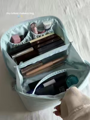 soo spacious and functional! #makeupbag #makeup #makeuporganization #beauty #travelessentials 