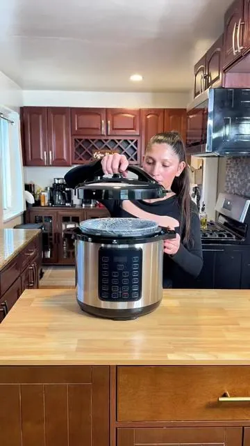 Aprovechen a comprar esta olla de presión porque está súper grande y espaciosa 9 en 1 