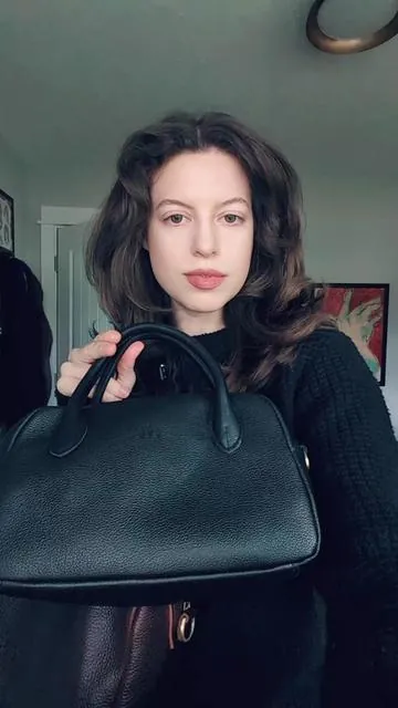 do you have a favorite ? Grace and Sloan get compared to each other a lot but there's definitely some design differences !! Sloan has a thinner, yet longer top handle, whereas Grace has a shorter but thicker handle set. Sloan lends itself to the slouch while Grace keeps a bit more structure. Both zip fully at the top, with a removable crossbody strap, and roomy inner pocket 👜 #pursetok #portlandleather #pursecollection #leatherbag #fyp 