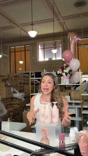 Ocupas un champú para la caspa y cabello grasoso? Está a un buen precio ahorita en el envivo! 🥳