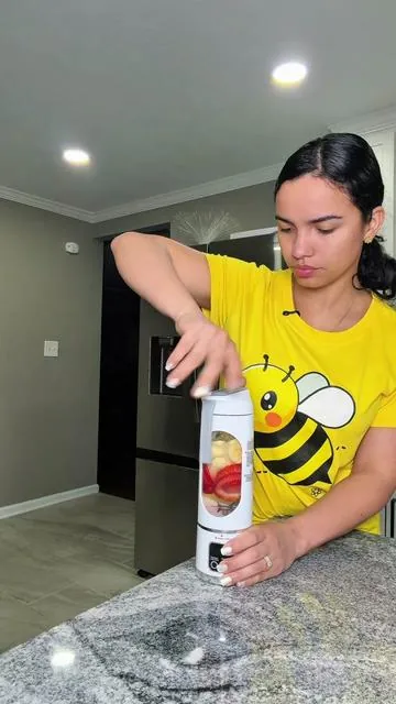 Mini licuadora portátil Recargable por USB perfecta para preparar jugos, licuados, batidos y papillas Perfecta para el trabajo, viajes, el regreso a clases y el gimnasio y es anti derrames #mini #juicer #blender #juicerblender 