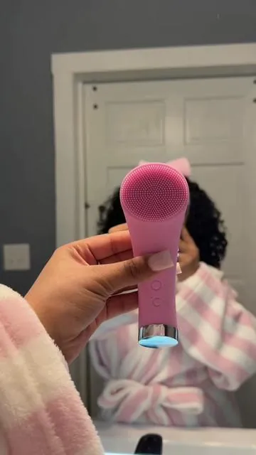 This brush leaves your face feeling like you just left the spa 🫧🧖🏼‍♀️ Definitely worth the buy #fyp #skincare #tiktokshop #foryoupage 