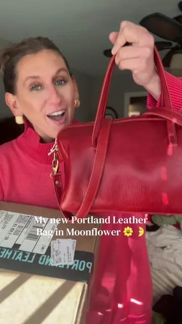 I love this bag and I LOVE this color! @Portland Leather #portlandleather #portlandleatherdoctorbag #leatherhandbag #fyp #moonflowerportlandleather 