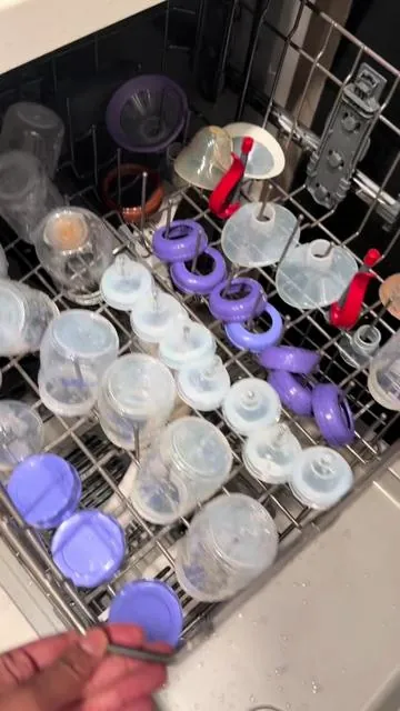 🫧🍼 #bottlefeeding #pumpingmom #bottlewasher #washingbottles #parentinghacks 