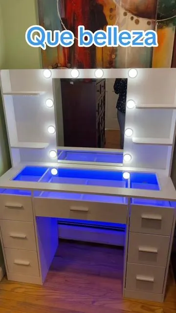 Vanity de maquillaje moderna con espejos y luces que puedes cambiar de diferentes colores. #makeupvanity #tiktokshop #compras 