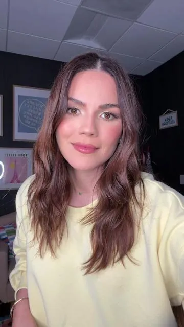 Chicas, este bolso está hermoso y además es súper cómodo para viajar. Tiene muy buen espacio y es perfecto para llevar todo lo que necesitas. El carrito naranja está aquí en mi TikTok por si lo quieren ver 🤍 #tiktokshopfinds #bag #travel #tiktoktravel 