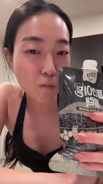 no more boring protein flavors, try black sesame, milk tea, 17 grains and more 😮‍💨 @Fullight #proteinshake #koreanproteinshake #blacksesameprotein #mealreplacement #tiktokshopspringglowup 