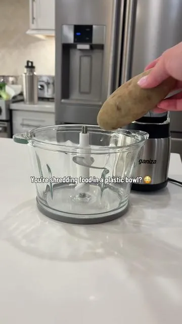 AND all of the pieces are dishwasher safe! Non toxic glass bowl, meat grinding power, and fast! 🔥🔪🔪🔪 . . . @SyvioGO.US  #kitchenappliance #kitchenappliances #kitchengadgets #foodprocessor #greenish 