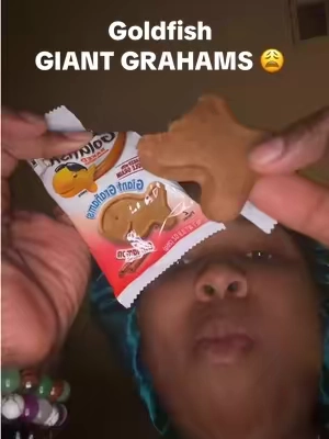 Throwback fasho! #cafeteriasnacks #throwback #goldfishgrahams 
