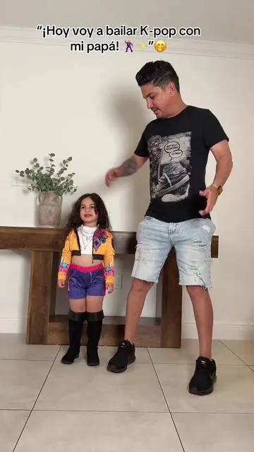 “Mi papá intentando bailar K-pop conmigo 😂💃 #kpop #kpopdance #familyfun #dadanddaughter #cutekids