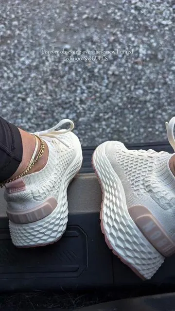 The cream + blush pink?? I’m OBSESSED 🍦🌸 These feel like a sock but look so put together. Perfect for gym, cardio, or running errands. No surprise they can never keep these in stock. 