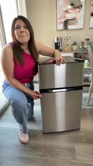 Mini refrigerador compacto con congelador separado, perfecto para bebidas, snacks y espacios pequeños #Greenish #TikTokShopSpringGlowUp #TikTokShopCreatorPicks #MiniFridge #kitchenfinds 