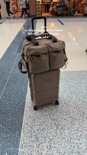 Literally the prettiest travel bag I’ve ever seen & so much space to pack for DAYYYSSSS. 😍 #comfrtanywherebag #duffelbag  #greenish  #tiktokshopspringglowup #tiktokshopcreatorpicks