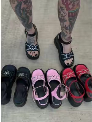 #platformsandal #chunkysandal #platformshoes #altmom #altoutfits 