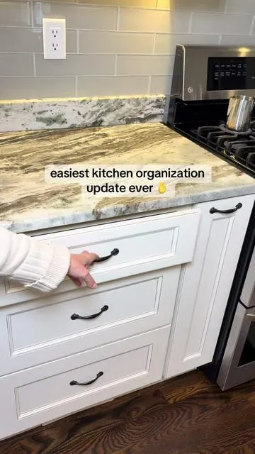 This expandable drawer organizer expands at the top and the sides so you can effectively use all your drawer space. There’s an option for silverware too. These work for most standard sized drawers. #kitchenorganization #storagehacks #kitchenessentials #drawerorganization #kitchenstorage 