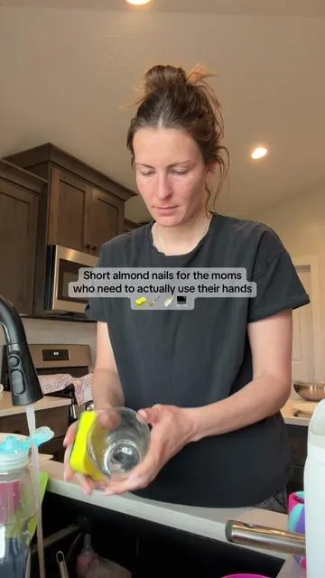 Short almond nails for the mammas who want to feel cute, but still need to function. Cook, clean, workout, and go about mom life with ease because they just feel like your natural nail! @Curvlife #almondnails #nailinspo #shortnails #pressons #greenish