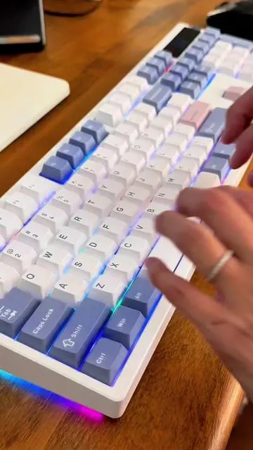 Typing ASMR but make it whisper with these “silent switches” #greenish #epomaker #keyboard #keebtok #fyp @Epomaker Keyboard 