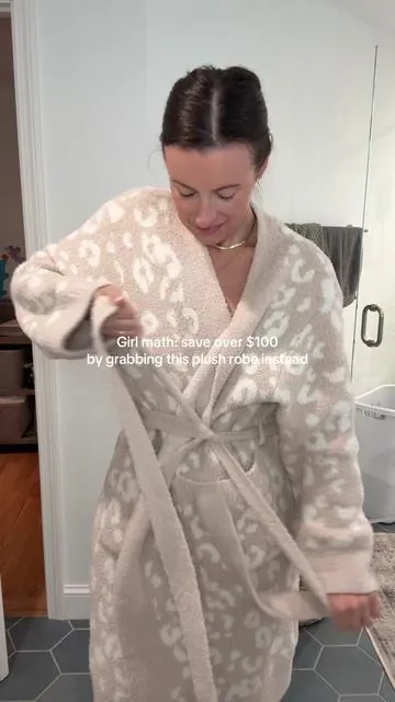 Save your money & grab this plush robe! It's soo cozy & soft, the exact material but sooo much cheaper! #robe #womensrobe #plushrobe #bathrobe