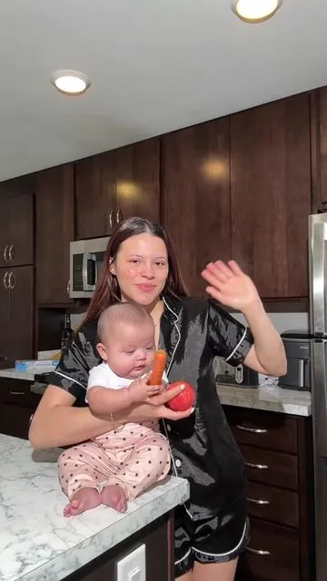 Dándole de comer a mi bebé de 6 meses por primera vez 🥕🍎 #procesador #bebe #papilla #growsy 